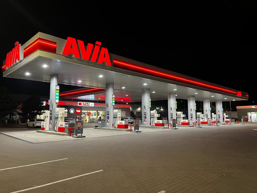 RNowek's tweet image. Otworzyliśmy dzisiaj pierwszą w Polsce stację AVIA w Wysogotowie pod Poznaniem⛽ w supermarketowym formacie SPAR 🥳 Mamy tu dla klientów pełną ofertę gastronomiczną, świeże produkty, własną restaurację oraz zlokalizowany obok bar Szaszłykowo. 24h/7 dni
#AVIA #GrupaUNIMOT #SPAR