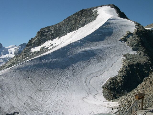 matthias_huss's tweet photo. For at least 7000 years (as shown by a dated core) this iconic ice ridge decorated the summit of Piz Murtel.
Between 2005 (left) and 2023 (right) it almost completely disappeared. To me, one of the most impressive shifts in the appearance of mountains observed these last days! https://t.co/tBTbWdP2K1