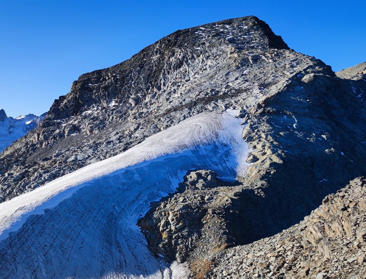 matthias_huss's tweet photo. For at least 7000 years (as shown by a dated core) this iconic ice ridge decorated the summit of Piz Murtel.
Between 2005 (left) and 2023 (right) it almost completely disappeared. To me, one of the most impressive shifts in the appearance of mountains observed these last days! https://t.co/tBTbWdP2K1