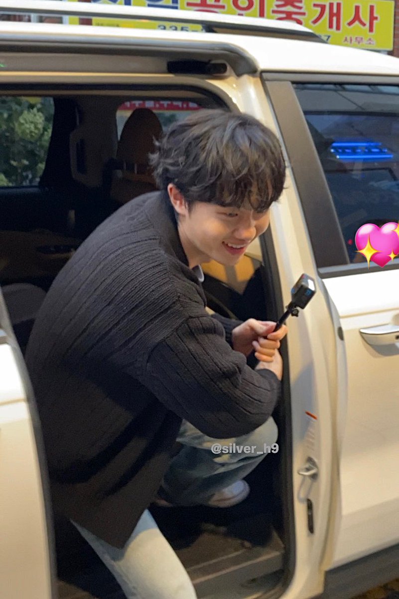 silver__h9's tweet photo. 꽤나 신난 모양인 오늘의 생일자 https://t.co/8L0yr4TR3k
