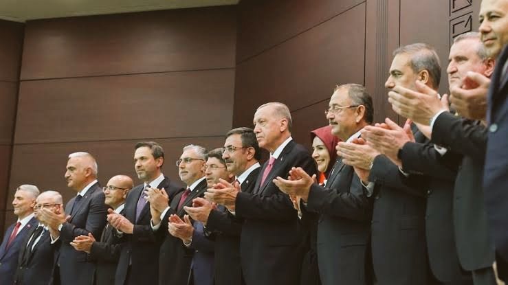 Bizler kıyak yada ayrıcalık değil Anayasa'nın eşitlik ilkesi gereğince kademeli emeklilik hakkımızı talep ediyoruz, yaşıtlarımız 5500 primle emekli olmuşken 8000,9000 primimiz olmasına rağmen onlardan tam 17-20 yıl sonra emekli olmayı kabul etmiyoruz
#2000LerTorbaYasaya
<a href="/Akparti/">AK Parti</a>