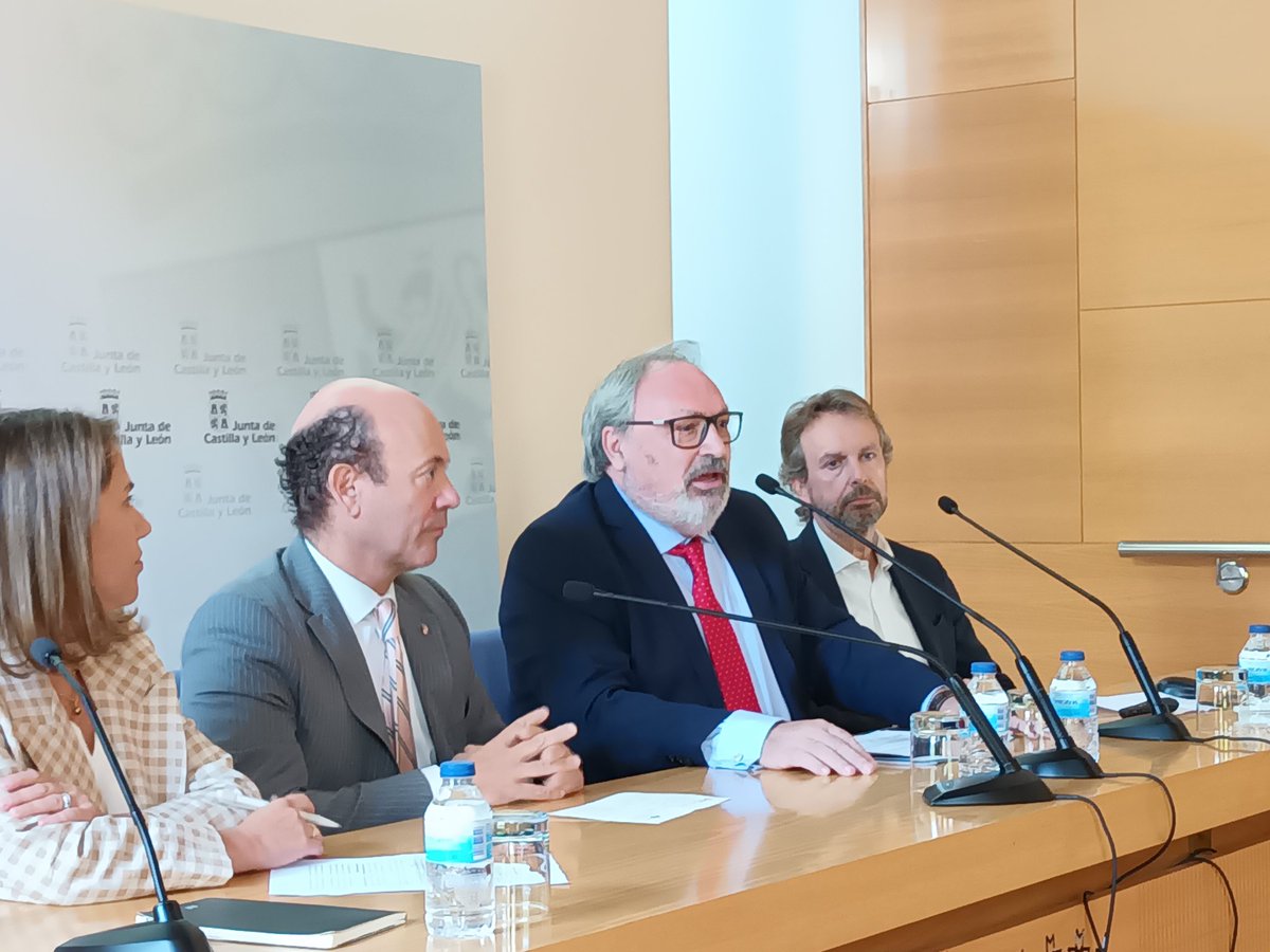 ▶ ¡Empezamos! ▶ Inaugura el encuentro <a href="/JuanBlancoCo/">Juan Blanco Coronado</a>, Presidente del <a href="/GrupoMediforum/">Grupo Mediforum</a> y editor de @Consalud_es, dando las gracias a la Consejería de <a href="/Salud_JCYL/">Salud JCYL</a> y a todos los colaboradores que han hecho posible este evento