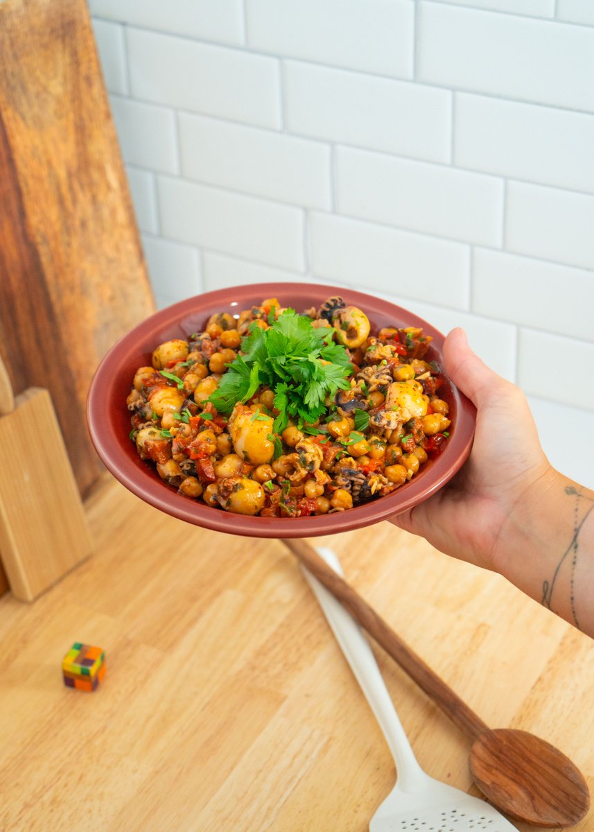 Les pois chiches font leur rentrée dans cette recette terre/mer qui nous rappelle les vacances ! 😎

Au menu : seiches au chorizo et aux pois chiches 🦑🧡

La #recette : bit.ly/3ZliApM

#cuisine #poischiche