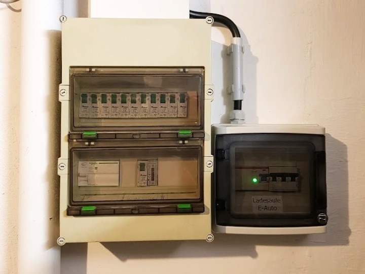 Zähler sind in Deutschland oft im Keller verbaut. Dort ist der Mobilfunkempfang oft ungenügend für eine ordentliche Versorgung des Smart Meters. Der moderne Zählerschrank aus Metall verhindert ebenfalls eine gute Funkdurchdringung.   buff.ly/3Z3LNFu