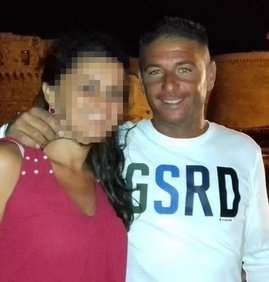 confundustria's tweet photo. Arzano - Napoli
Si chiamava Giuseppe aveva 44 anni e faceva l'operaio.
Ieri è morto cadendo da un tetto mentre montava pannelli fotovoltaici.
Lascia moglie e due figli.

#MorireDiLavoro una guerra che non frega un cazzo a nessuno. https://t.co/p9WyHE0mAY