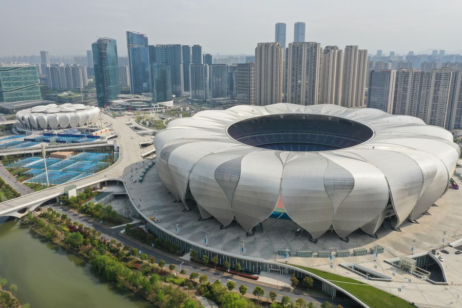 XinhuaChinese's tweet photo. 在象征着丰收的农历秋分节气,亚运之光将照亮西子湖畔。从北京到广州再到杭州,跨越33年光阴,中国将第三次以亚运会为名,为不同地域、不同肤色的人们搭建起和平与友谊的平台,共奏“心心相融,爱达未来”的和谐乐章。
请跟随新华社记者的镜头,飞阅“人间天堂”杭州。 https://t.co/BlvBYRII9U