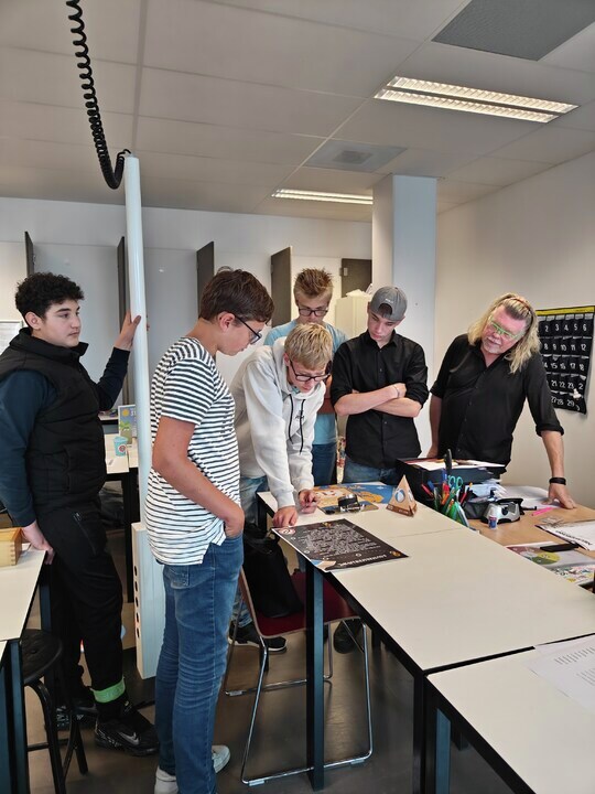 Gistermiddag deden 20 leerlingen van Stad &amp; Esch Praktijkschool mee aan de #Weekvanlezenenschrijven. Met ambassadeur René Karst speelden ze het escapekofferspel. Doel? Ervaren hoe taal- en rekenstruggles voelen. Karst: "Winnen is niet mogelijk."  📚✍️