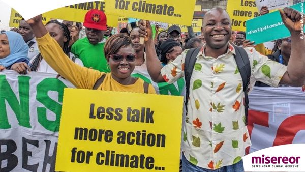 🌍 Afrika ergreift die Initiative! Im neuesten Blogbeitrag <a href="/Misereor/">Misereor</a> erfahren Sie, wie der Kontinent sich aktiv gegen die globalen Treiber*innen der #Klimakrise stellt. Forderungen werden formuliert, vom Ausbau erneuerbarer Energien bis zum #Schuldenerlass – Afrika zeigt, wie
