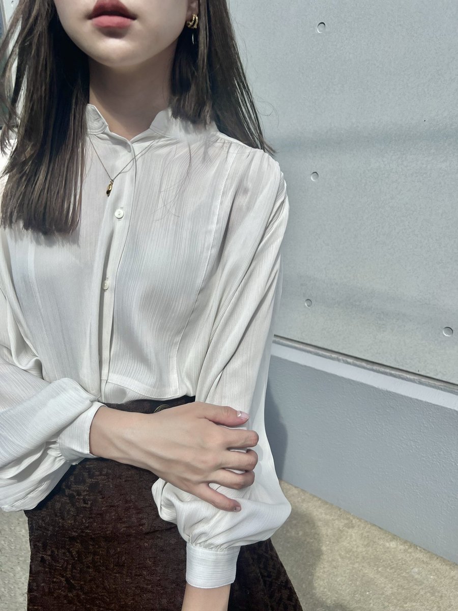 moony_mmc's tweet photo. 明日9/15発売のUNIQLO:Cコレクションからわたしはブラウスとローファーをチョイス。クラシカルだけど遊び心もあるシルエットや程よい艶感のある素材がいまの気分にぴったり。秋のお洒落が楽しくなる🍂🤎
#uniqloc #stylehinter #pr https://t.co/Vg6jtX8nKR