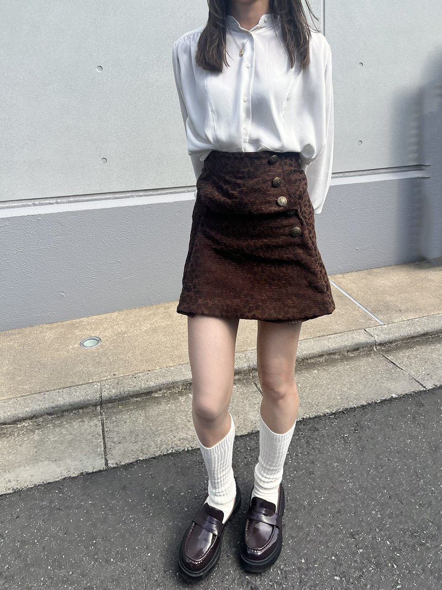 moony_mmc's tweet photo. 明日9/15発売のUNIQLO:Cコレクションからわたしはブラウスとローファーをチョイス。クラシカルだけど遊び心もあるシルエットや程よい艶感のある素材がいまの気分にぴったり。秋のお洒落が楽しくなる🍂🤎
#uniqloc #stylehinter #pr https://t.co/Vg6jtX8nKR