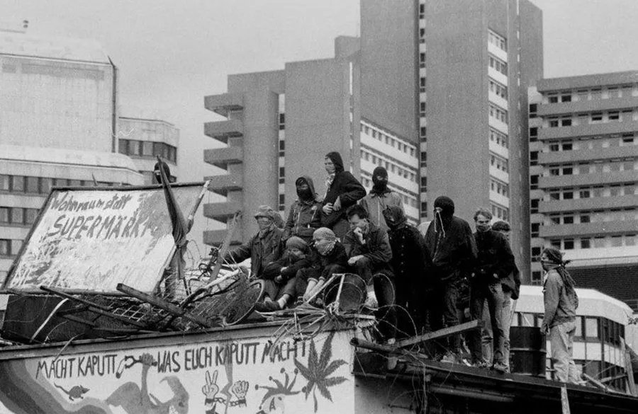 RadicalPast's tweet image. September 1986: In Köln wird in der Weißhausstr. 20 ein Haus besetzt und für vier Jahre als Autonomes Zentrum genutzt. #besetzen