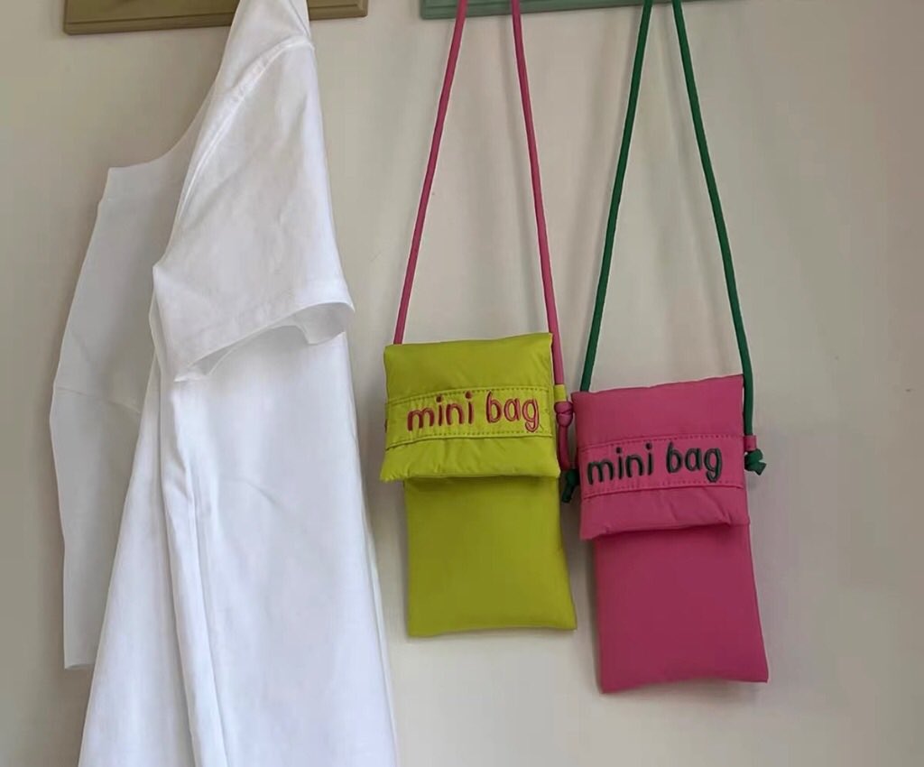 biscuittcn's tweet photo. 🌵MN phone bag  ส่งฟรี! 

 size : 10x18x1cm
♡ price : 220.-

* มี 2 สี ชมพู เขียว * https://t.co/l6stG8bJlh