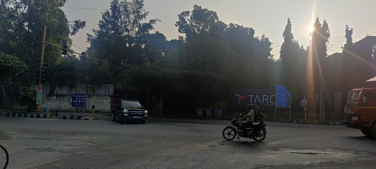 PathaanBoyz's tweet photo. @dtptraffic
Dear Sir, 
Red light is not working from last one month at bandh road T point near Chandanhola bus stop, Chhatarpur, New Delhi-110074, please look into the matter, and resolve the issue. Thanks https://t.co/xUOmh5A3zz