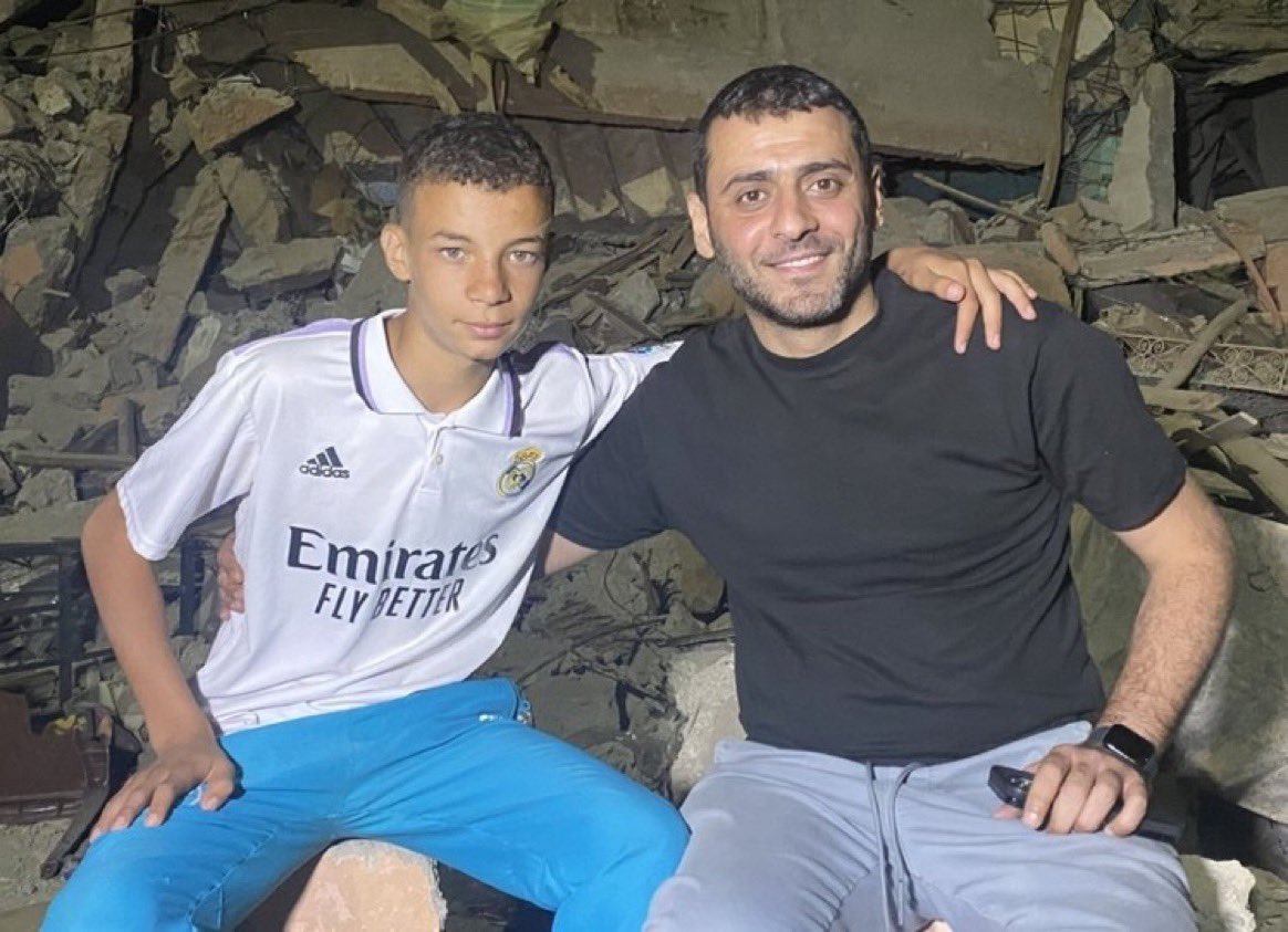 ActuFoot_'s tweet photo. Le Real Madrid a retrouvé Abderrahim, le jeune supporter marocain qui a perdu toute sa famille lors du tremblement de terre survenu au Maroc 🇲🇦, annonce @JosePadi_ (journaliste pour @defcentral). 

Le club Merengue avait décidé de rechercher activement Abderrahim après son témoignage bouleversant où il expliquait à la télévision marocaine le rêve de son père :

"Il voulait que j'étudie et que je devienne quelqu'un à l'avenir. Il voulait que je sois médecin ou enseignant. Ce que je veux faire maintenant ? Je veux juste terminer mes études".

Le Real Madrid va désormais prendre soin de lui. 🙏