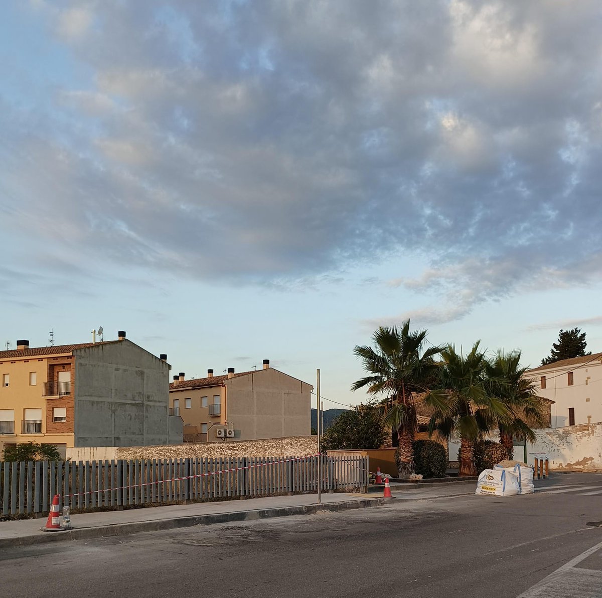 AjSantaOliva's tweet photo. 📣Comencen els treballs per a la instal.lació de dos punts de recàrrega de vehicles elèctrics a Santa Oliva. Estaran ubicats a l'Avinguda Verge del Remei.♻

#SantaOliva #informació #AjuntamentSantaOliva https://t.co/6M6SHVm8Pu
