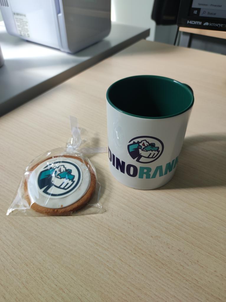 Oye pues me hace ilusión recibir este detallazo por parte del equipo de @DinorankSEO. Además ha llegado en el momento perfecto de la mañana, jeje. Gracias a vosotros por contar conmigo para el máster 🙌