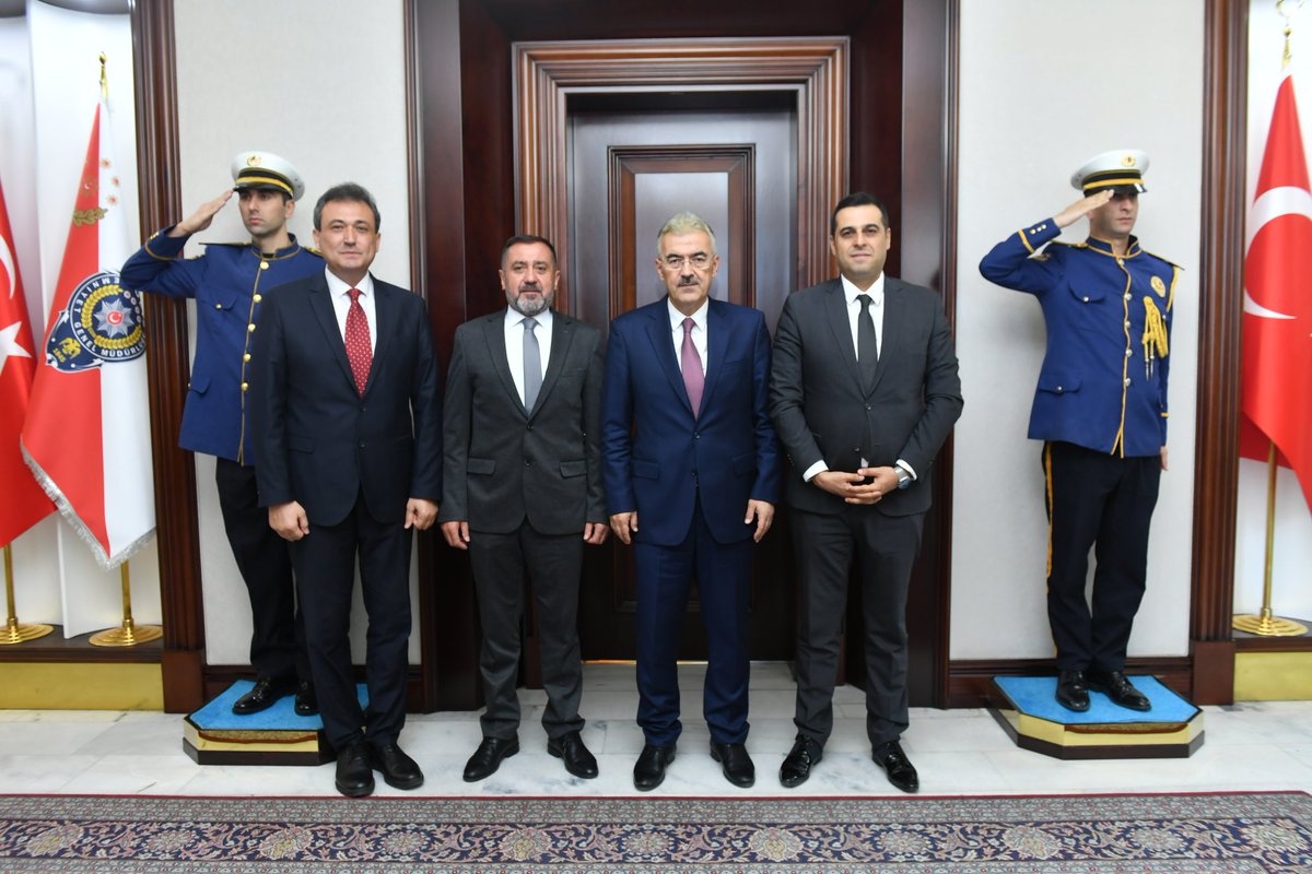 İletişim ve Bilişim Federasyonu  #TİBFED Genel Başkanı Şenol Şen, Genel Başkan Vekili Halil İbrahim Kundak ve Genel Başkan Yardımcılarından Mevlüt Tekdemir, İletişim ve Bilişim Federasyonu adına yeni Emniyet Genel Müdürü Vali Erol Ayyıldız’a hayırlı olsun ziyaretinde bulundular.