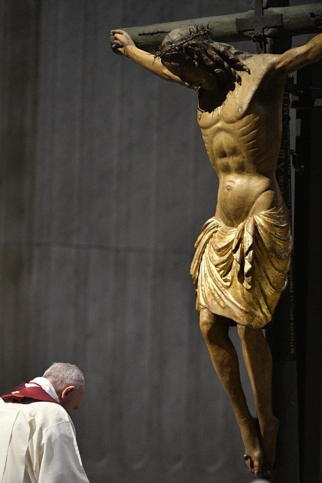 vaticannews_pt's tweet image. Daquela altura, podemos ver de maneira nova nossa vida. A partir da Cruz de Cristo, aprendemos o amor, não o ódio; a compaixão, não a indiferença; o perdão, não a vingança. Os braços abertos de Jesus são o abraço de ternura com que Deus acolhe #PapaFrancisco #ExaltaçãodaSantaCruz