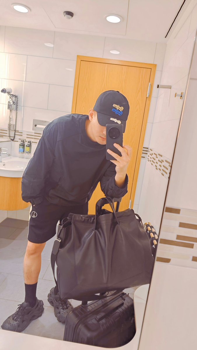 dylan_camera's tweet photo. 20230914微博更新
一个人的25小时飞行之旅
✈️
#prosecutionelite #aslongasyouloveme #littertoglitter #LaBiennaleDiVenezia #Venezia80 #prettyman #dylanxiong #loveisalwaysonline #oneandanotherhim #thebachelors #对的时间对的人 #我和两个ta #浪花一朵朵 #anotherme #公诉 #xiongziqi https://t.co/DBfUHhYvEw