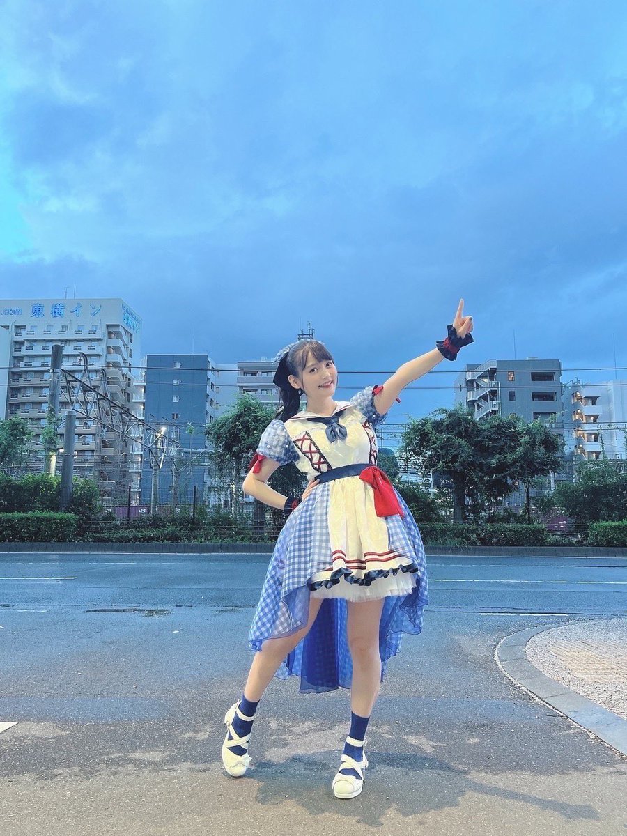 natsunomizu's tweet photo. 上坂すみれちゃんはマリンをテーマにした衣装でした。このお衣装で「七つの海よりキミの海」を楽しそうにトロッコの上で歌うすみれちゃんが、自分のイメージしていたすみれちゃんすぎて感動しました。またどこかで着てもらえたらいいなと思っています◎
すみれちゃんと空と東横インがいい色味。 https://t.co/xNlEAHAjQE