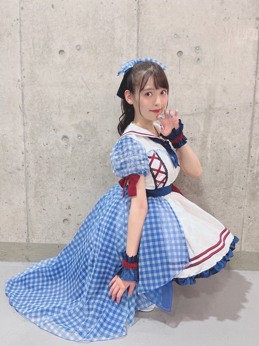 natsunomizu's tweet photo. 上坂すみれちゃんはマリンをテーマにした衣装でした。このお衣装で「七つの海よりキミの海」を楽しそうにトロッコの上で歌うすみれちゃんが、自分のイメージしていたすみれちゃんすぎて感動しました。またどこかで着てもらえたらいいなと思っています◎
すみれちゃんと空と東横インがいい色味。 https://t.co/xNlEAHAjQE