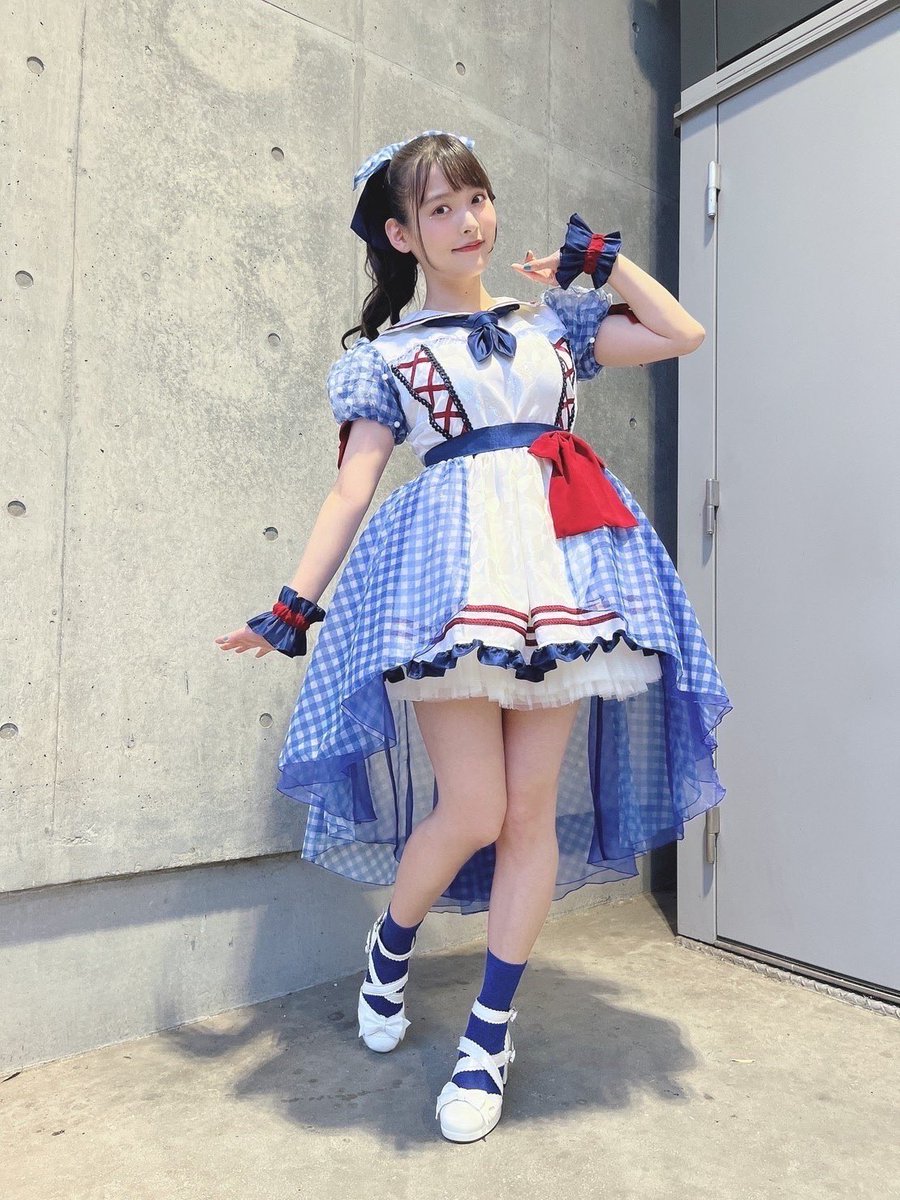 natsunomizu's tweet photo. 上坂すみれちゃんはマリンをテーマにした衣装でした。このお衣装で「七つの海よりキミの海」を楽しそうにトロッコの上で歌うすみれちゃんが、自分のイメージしていたすみれちゃんすぎて感動しました。またどこかで着てもらえたらいいなと思っています◎
すみれちゃんと空と東横インがいい色味。 https://t.co/xNlEAHAjQE