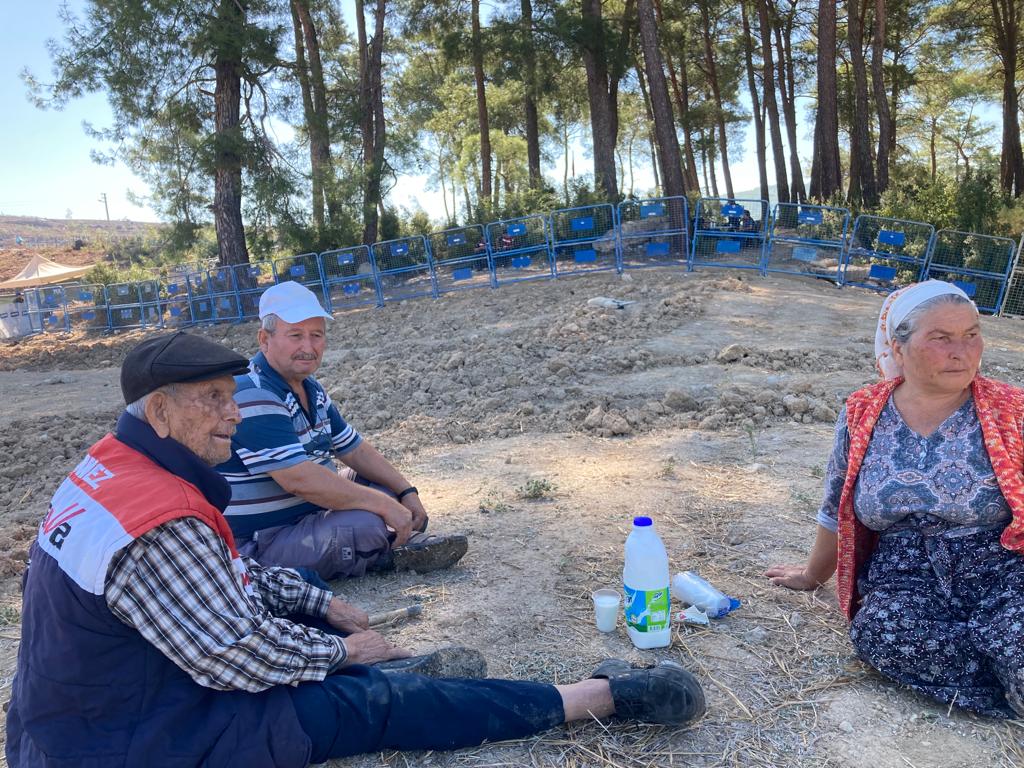 Kolluk gücünün zorla boşalttığı nöbet alanımızın sahibi, kendi tarlasına giremeyen 92 yaşındaki Hasan amcamız. 

Barikatların önünde, toprağına sahip çıkmak için nöbette. Köyü, geçmişi, çocuklarının geleceği için mücadelede, bir de dayanışmaya bekliyor!

#AkbeleniTerketmiyoruz