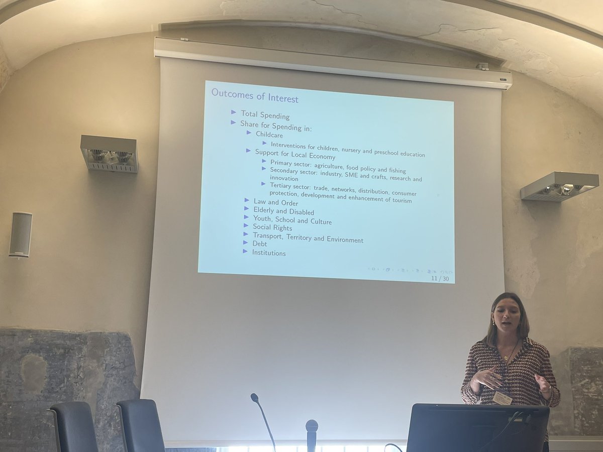 Now at 2023 meeting of @SiepEcopubblica @UniVerona! @aldamarchese presents a paper on male and female politicians and public spending during #covid! @AxaGenderLab @AXAResearchFund @AXAItalia