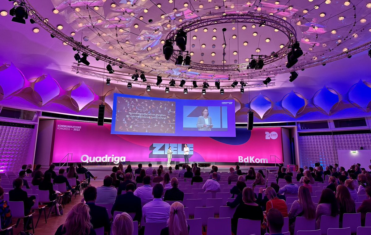 „Früher waren Krisen Sprints, heute sind sie Marathons. Wir sprinten ständig. Deshalb ist Krisenkommunikation für uns Transformations-Kommunikation“, sagt Ines Schurin von @rewe_group auf dem #KKongress23