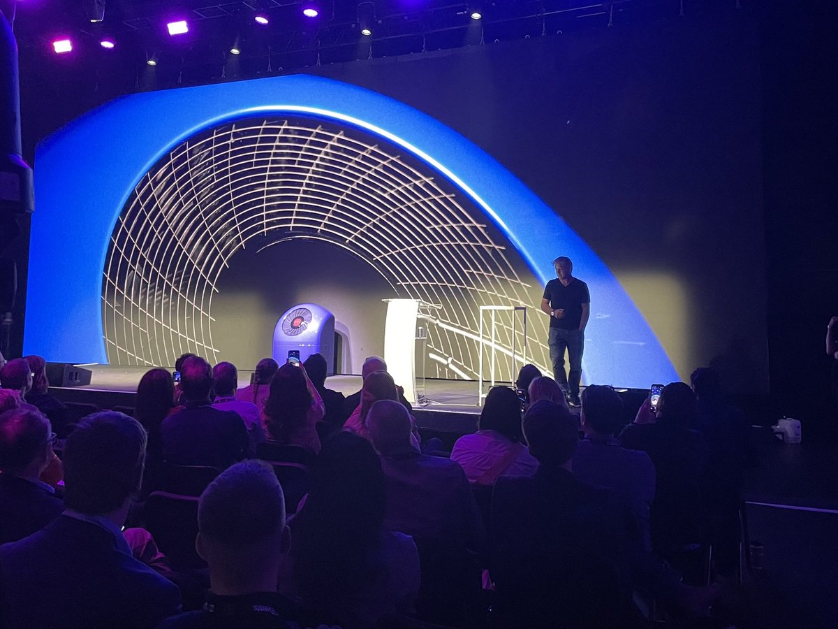 ClemCowton's tweet photo. 🚨 BREAKING NEWS 🚨
@g__j announces @OctopusEnergy’s Cosy Heat 6 heat pump, manufactured in the UK and costing an average 2 bedroom house £3k, potentially available FREE for some homes once government grant is taken into account #EnergyTechSummit https://t.co/fc2nGqwq8i