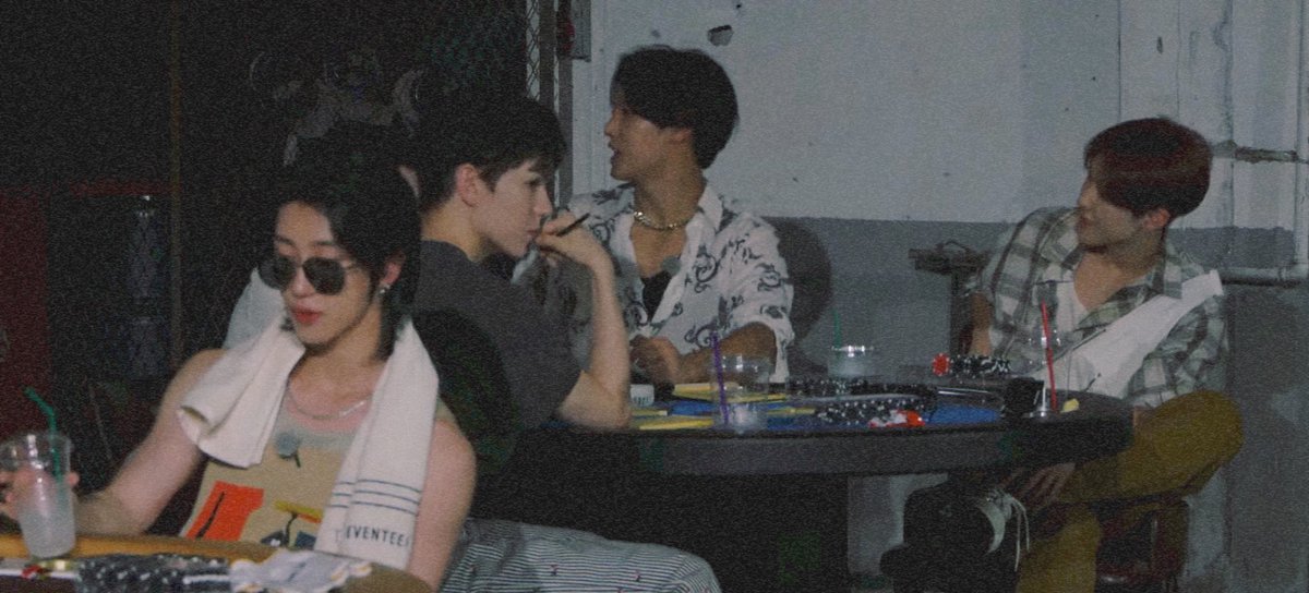 meaniehoon's tweet photo. why does this look like a scene in a cantonese movie https://t.co/yVCUslo8Mo