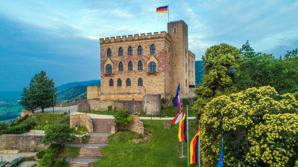 Heute Nachmittag geloben 244 Rekrutinnen und Rekruten des LwAusbBtl und des ABCAbwBtl 750 öffentlich auf dem Hambacher Schloss, der Wiege unserer Demokratie, im Beisein des ParlStS @ThomasHitschler und des InspLw