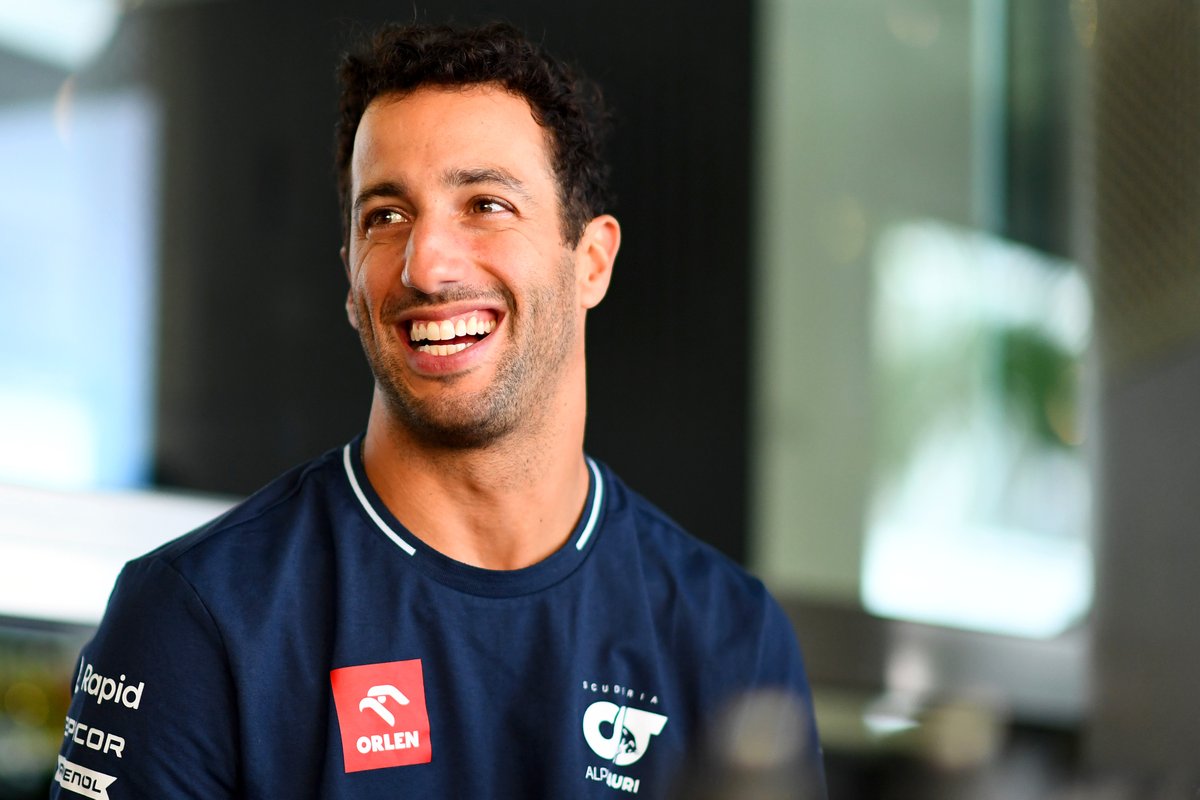 F1's tweet photo. We missed that Honey Badger smile 🥹

Nice to see you @danielricciardo! ❤️👋

#SingaporeGP #F1 https://t.co/EDhgm91iXZ