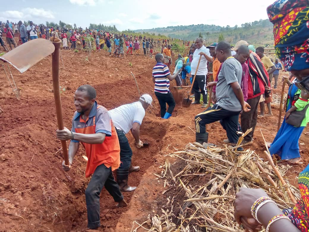 Gitega's tweet photo. Umushikiranganji wa @BMineagrie Sanctus NIRAGIRA arikumwe n'umuhanuzi wa buramatari wa @Gitega ajejwe amategeko n’abandi bubahwa yifadikanije n’abeneghugu bo muri komine #Itaba kuri uyu wa 14/09/2023 mu bikorwa vyo guca imikobeko ku mutumba wa #Gihamagara agacimbiri #Kabanga https://t.co/sUFxCfgVvC