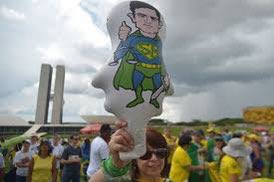 rocha_lcr's tweet photo. O @Estadao segue advogando para a Lava Jato e defende que os super-heróis tinham um túnel do tempo.
“Governo avisa ao STF que 'localizou' pedido à Suíça no caso Odebrecht” e “enfraquece a decisão de Toffoli”, diz o jornal.
O jornal advoga a tese de que o surgimento do documento pode reforçar contestação da ANPR à decisão de Toffoli.
Mas o fato é que o acordo foi fechado antes de cooperação com a Suíça e, como não pode negar esse fato, o jornal procura relativizar sua importância.
O pendrive com as cópias enviadas pela Suíça ficou disponível em outubro de 2017 e o acordo com a Odebrecht já havia sido firmado em dezembro de 2016. (Estadão)
Ontem, o G1 já apontou o flagrante no blog de Daniela Lima, com o título “Usada para justificar ação da Lava Jato, cooperação internacional só foi firmada formalmente, um ano após acordo com Odebrecht".
Essa informação foi omitida no JN e no Globo hoje e o Estadão deu, mas contestando a  sua importância.
A coisa é muito estranha porque todos ficamos sabendo dos super poderes do super-herói da Lava Jato, mas não sabíamos que eles também tinham um túnel do tempo, ou seja, a capacidade de voltar ao passado e ajustar os acontecimentos do futuro, como na série americana dos anos 1970.
A pergunta que fica é: essa “premonição” dos meninos da Lava Jato não foi um jeitão para vestir no acordo as roupas figurino legal, que foi violado?
Abre-se, assim, mais um flanco de investigação, agora para apurar os super poderes dos heróis da Lava Jato.