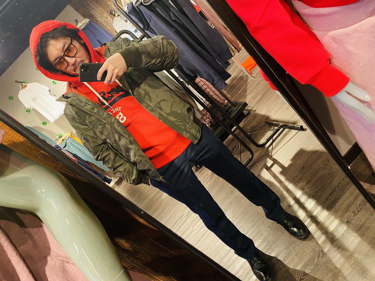 Миний дуртай Английн Superdry брэнд нь цэвэр хөвөн даавуу болон дахин боловсруулсан материалаар хувцсаа үйлдвэрлэдэг бөгөөд "Дэлхий болон амьтанд ээлтэй үйлдвэрлэл" эрхлэлтээрээ эх Дэлхийдээ томоохон хувь нэмэр оруулдаг мундаг компани юм билээ. Манайд орж ирээд 2 жил болсон байна