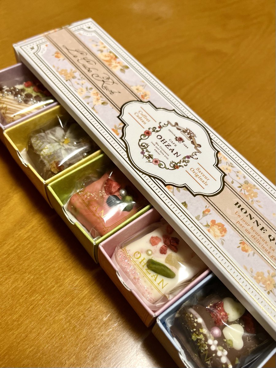 先日ともさんに
素敵なメッセージがこもった
お祝いを頂きました✨
めっちゃ可愛いかったし美味しかった💭
ありがとうございました🫶