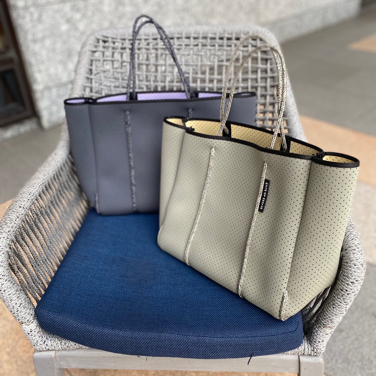 BARNEYS_JAPAN's tweet photo. 神戸店より: ＜ステート オブ エスケープ＞
“ユニークかつエッジーで、美しくデザイン性のあるキャリーオールを作る"というコンセプトのもと、色鮮やかで印象的なバッグを展開しています！
#stateofescape
#ステートオブエスケープ https://t.co/OA5STktEAh