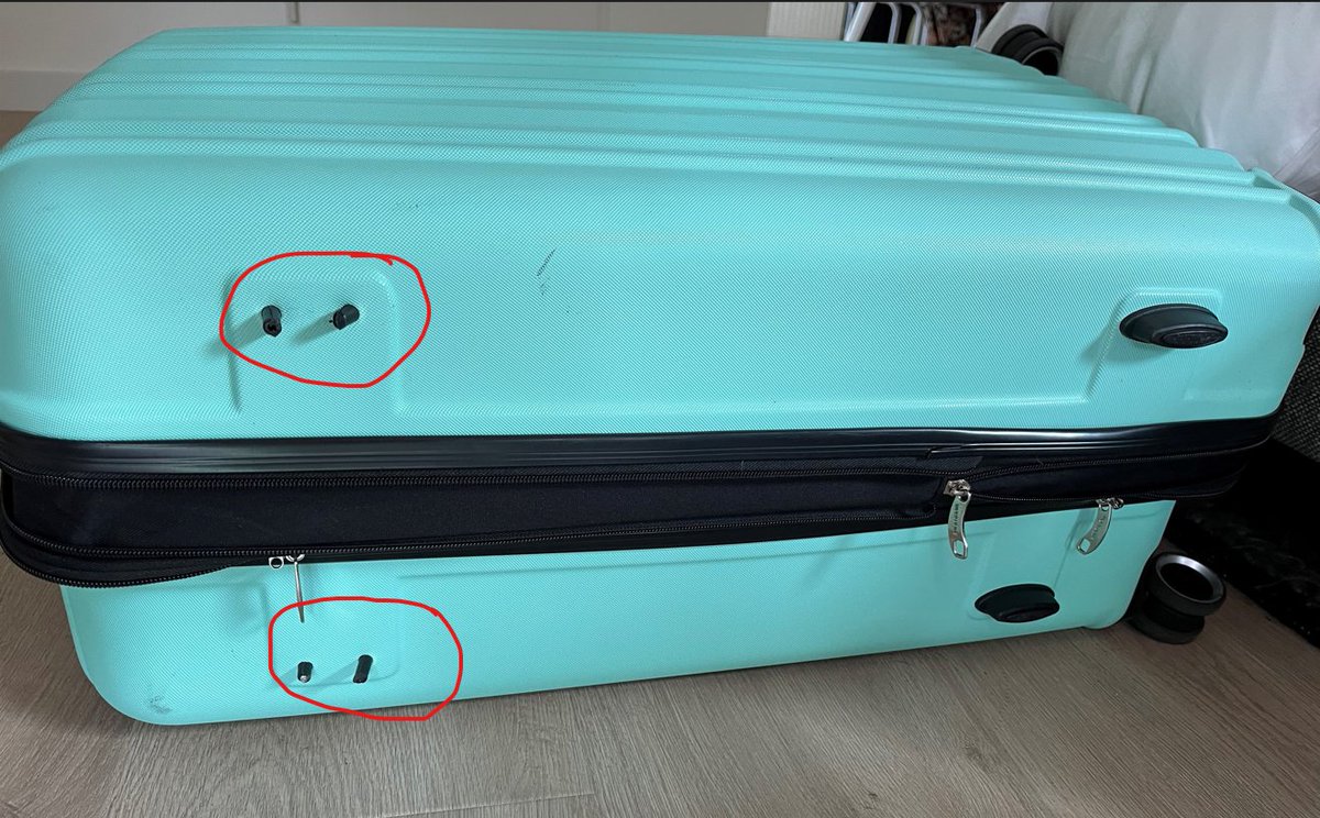 . <a href="/Leclerc/">E.Leclerc</a> I bought a suitcase with you. Which was damaged the very next day when the airport crew threw it  on board the plane. 

Please will you help: how can I order new "feet"?