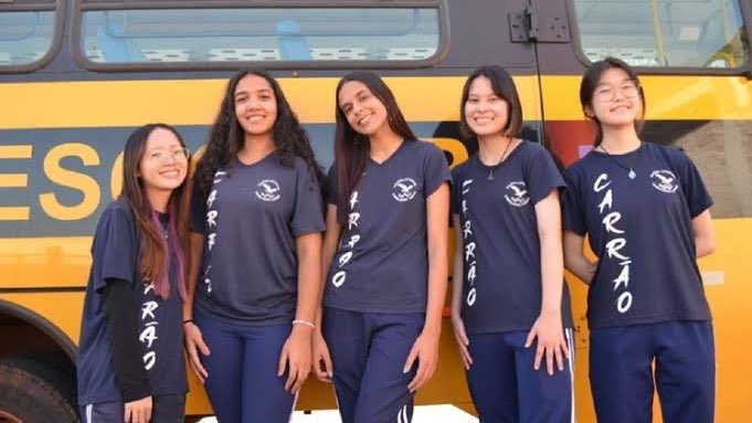 choquei's tweet photo. 🚨BRASIL: Alunas do ensino médio de um colégio público do Paraná transformaram óleo de cozinha em combustível e conseguiram que ônibus rodasse por 7 dias com produto. https://t.co/Fxhu8Pswah