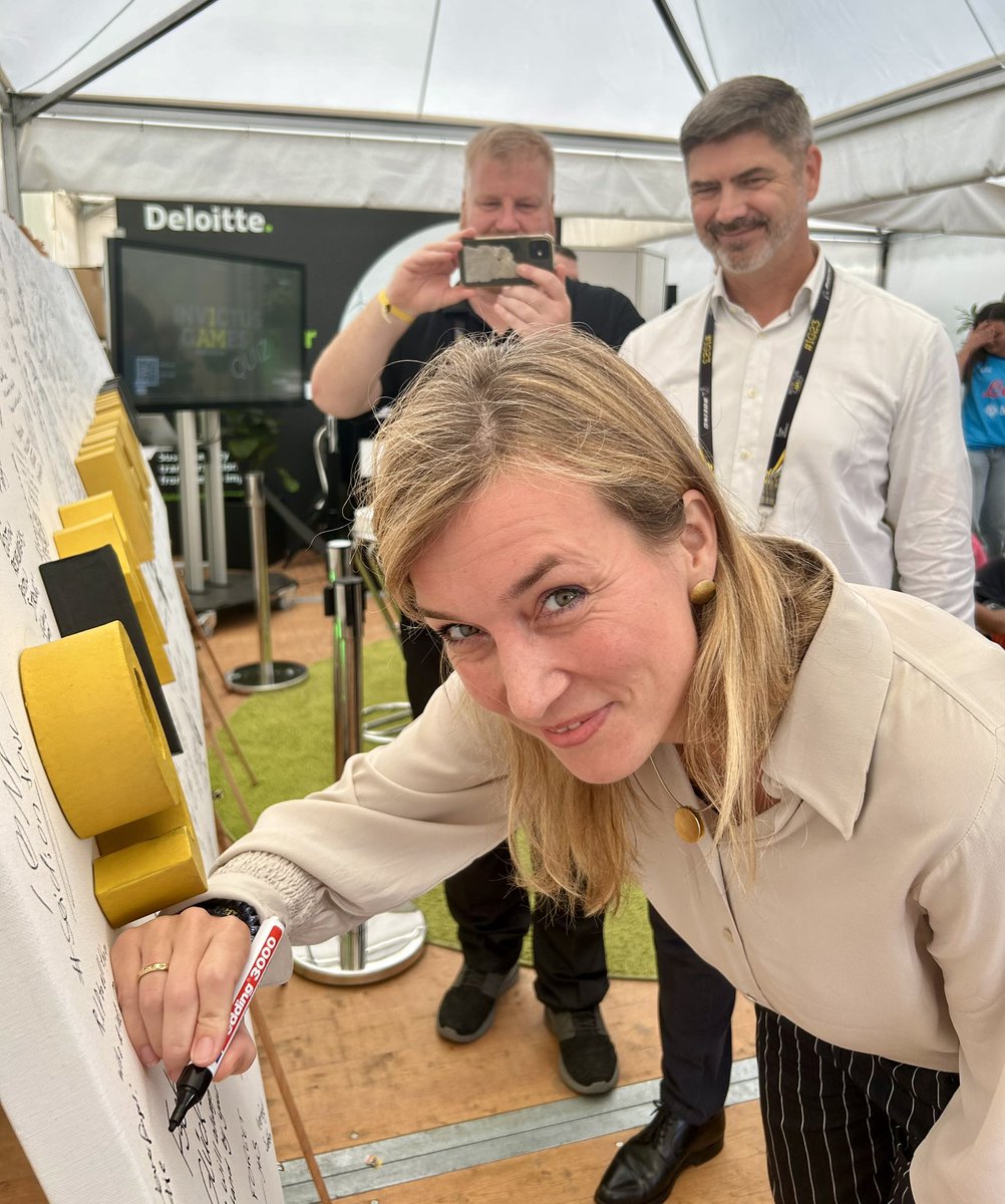 Danke, liebe Siemtje, #Staatssekretärin im <a href="/BMVg_Bundeswehr/">Verteidigungsministerium</a> für Deinen Besuch bei <a href="/Deloitte/">Deloitte</a>, Deine Unterschrift auf unserer 9/11 #memorialwall und maximal gute Laune. 🙏😃🙏
#aHomeForRespect #InvictusGamesDuesseldorf2023