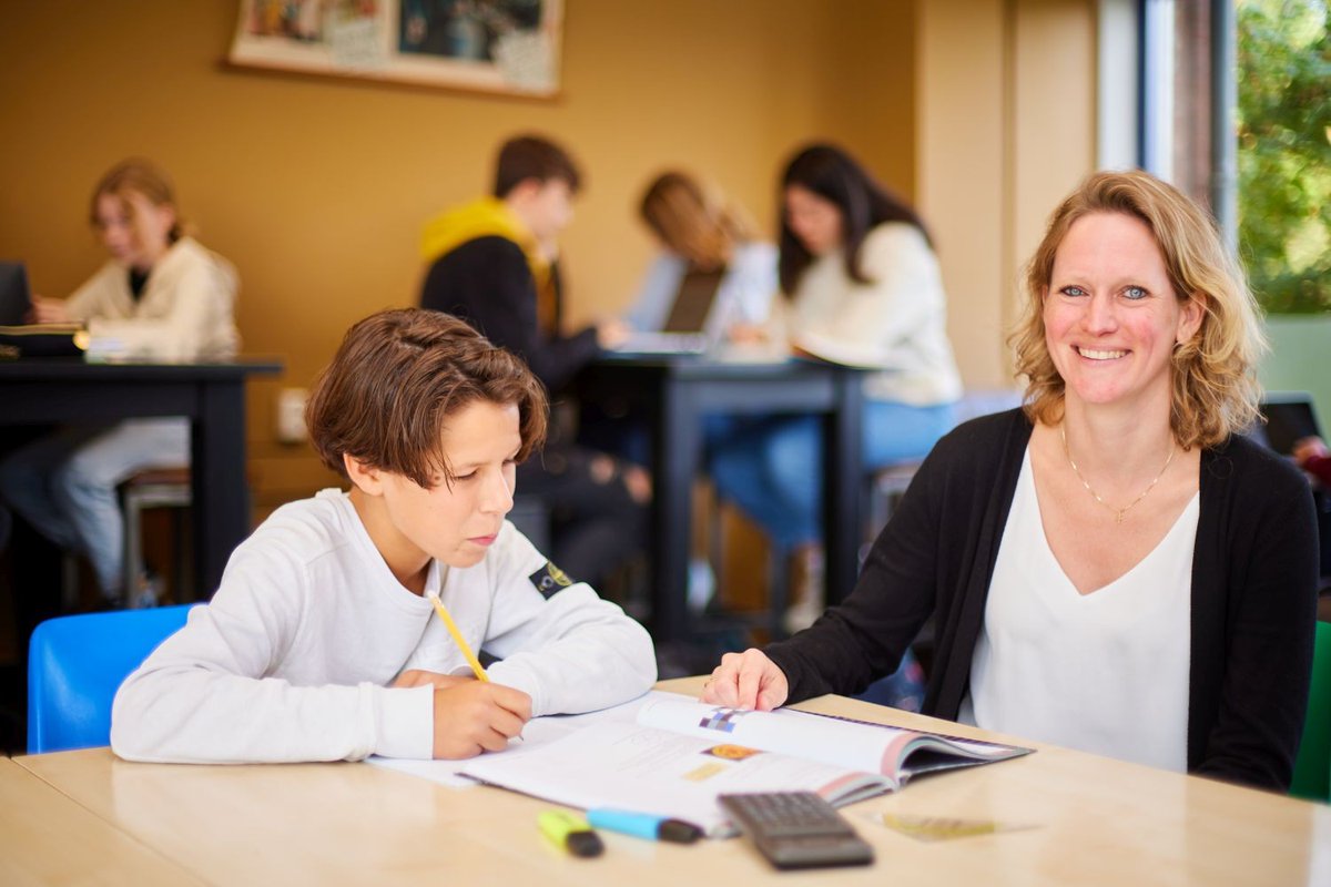 𝗚𝗼𝗲𝗱 𝗻𝗶𝗲𝘂𝘄𝘀! #CNVOnderwijs en andere bonden hebben met @PO_Raad en @VO_raad een #cao-akkoord bereikt voor Primair- en Voortgezet onderwijs. Structurele loonsverhoging van 10% vanaf 1 juli 2023 én extra eenmalige uitkering in november 👉 tinyurl.com/5f5t57zj