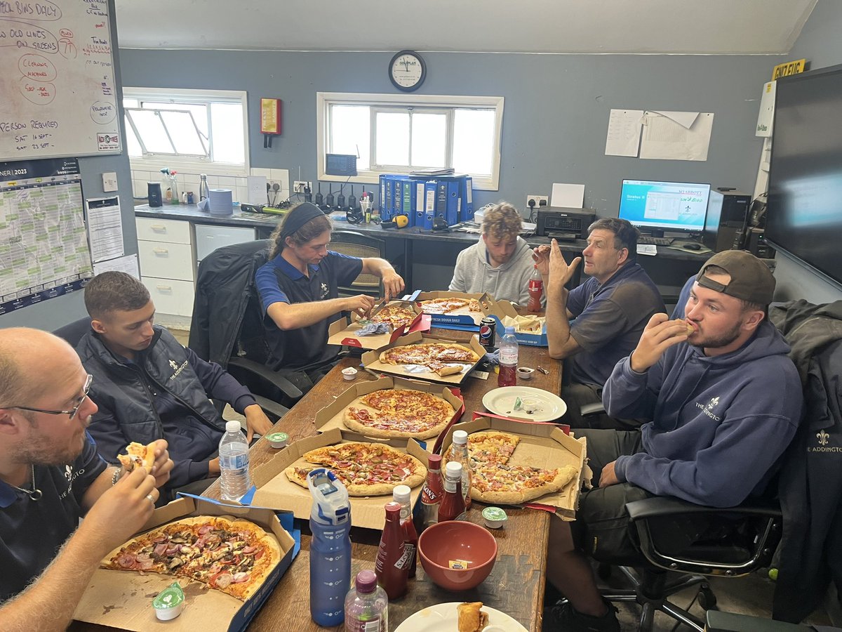 Nice touch from @TheAddingtonGC to put on a pizza lunch for the greens team on national thank a Greenkeeper day. @BIGGALtd #ThankAGreenkeeper