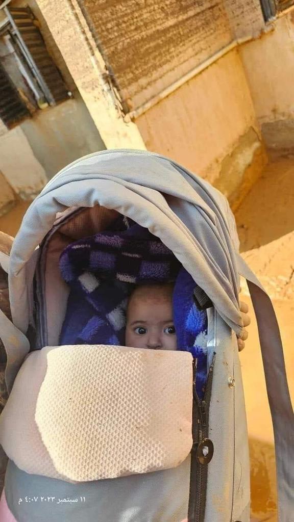 🚨🇱🇾 | 🌍 International Un enfant a été retrouvé seul dans une maison après que les inondations ont emporté ses parents et qu'ils soient porté disparu en #Libye.