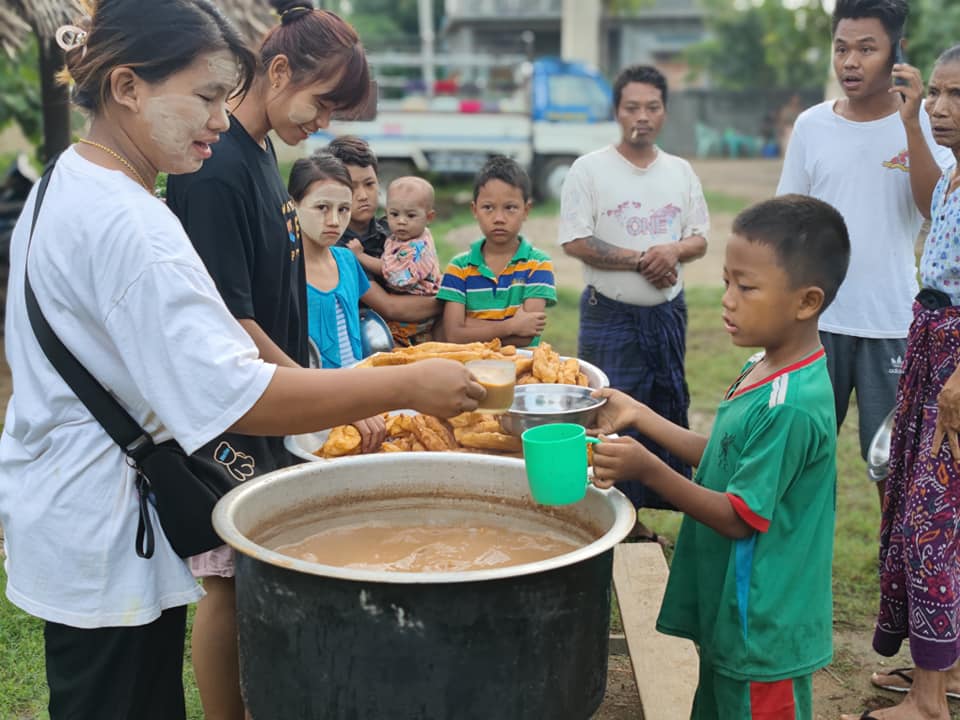 ElinaCHO8's tweet photo. #ANyarPyitTaingHtaung IDP support group, distributed a breakfast meal to the IDP civilians in #Sarlingyi, #Sagaing, Thanks to donors inside Myanmar and Myanmar Diasporas. #HelpMyanmarIDPs #LegalizationOfNUG #2023Sep12Coup #WhatsHappeningInMyanmar https://t.co/xuVuv09Tsh