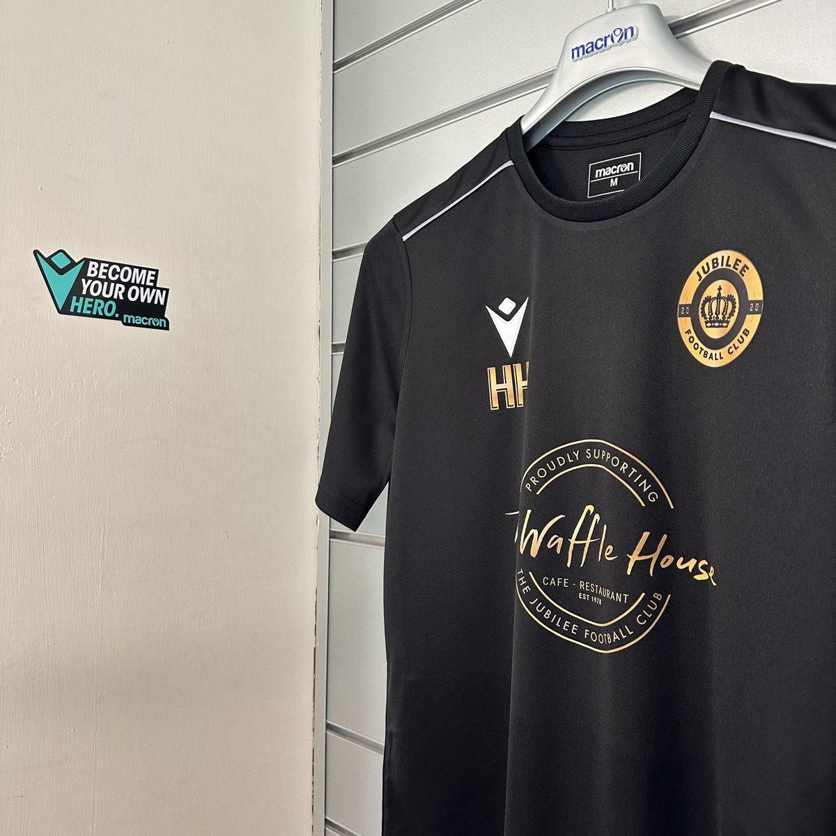 📸 | Train in style… 💥

More <a href="/MacronSports/">Macron</a> rolling out for <a href="/jubilee_F_C/">Jubilee FC</a> 💦

The finish on these… #levels

#Macron #BePartOfTheTeam