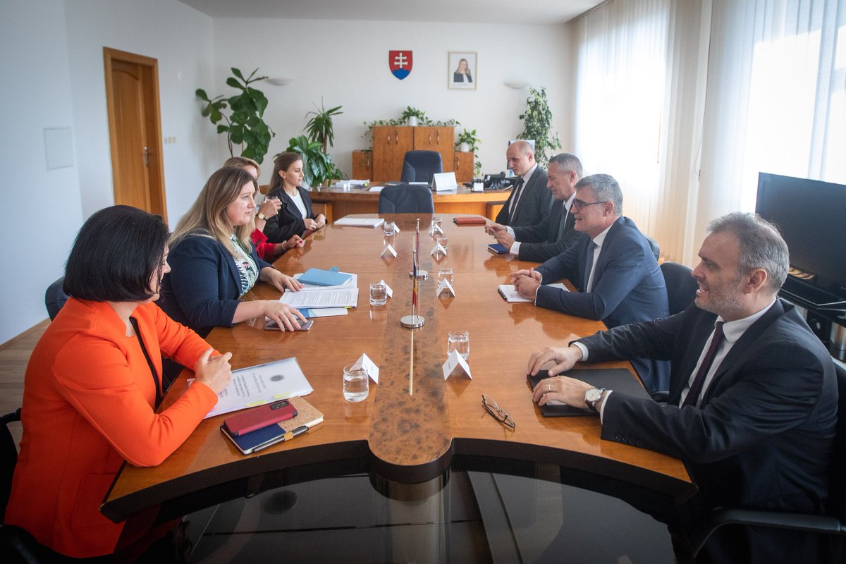 Pleased to meet my 🇲🇩 counterpart <a href="/StelaLeuca/">Stela Leuca</a>. Looking forward to be working even closer w/<a href="/MoldovaMFA/">🇲🇩 MFA Moldova</a> to extend 🇲🇩 🤝 🇸🇰 cooperation &amp; to further support #Moldova’s path to the EU 🇪🇺.