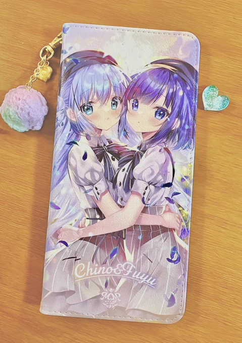 おかえリプありがとうございました!ようやっと荷解きまで終わって自分用に持ち帰った新作チケットケースに色々入れてみてニマニマ…アイスのチャームつけたらめっちゃ可愛くなった!中身もいっぱい入るのでこれは現場でガチ使いします!!! 