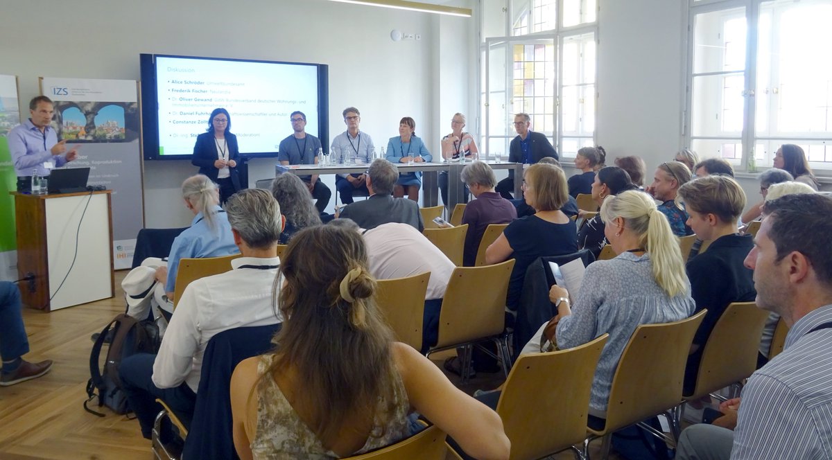 ConstanzeZo's tweet photo. Gut besuchtes Side-Event zum Thema Städte revitalisieren – Neubau vermeiden. Wer weiter diskutieren möchte: @IOER_de ist noch bis morgen Nachmittag auf dem #16NSP Kongress in #Jena anzutreffen.
@Umweltbundesamt, @GdWBundesverband @FrederikFischer https://t.co/NlM4Gtd4Ex