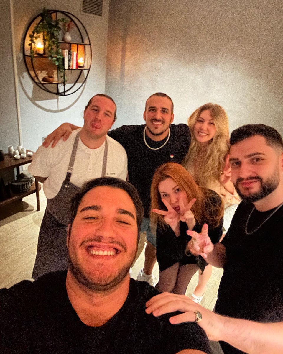 DaniKongi's tweet photo. Anoche cenamos en un restaurante el cual creo que todo el mundo debería visitar alguna vez en la vida… que barbaridad lo del restaurante Èter 🥵 https://t.co/x5xtUyGCdS